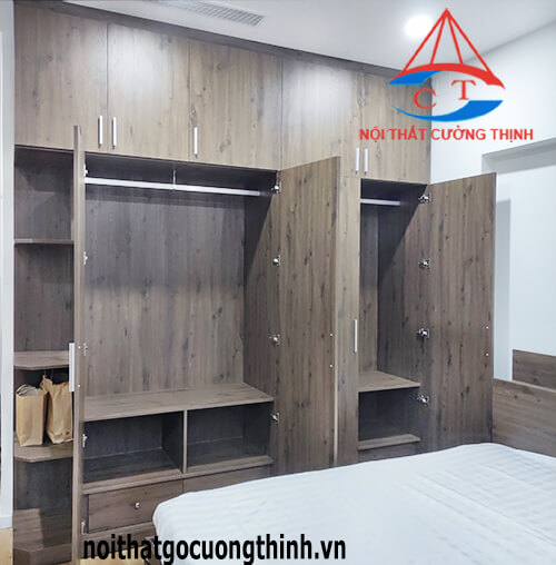 Tủ quần áo 4 buồng kịch trần cánh trơn vân gỗ màu xám hiện đại