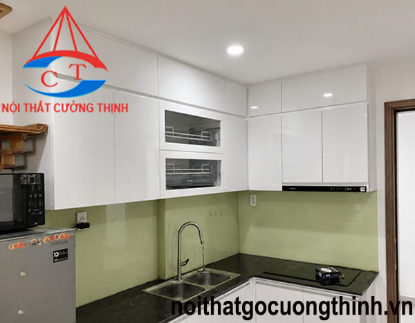 Mẫu tủ bếp kịch trần chữ L tăng diện tích lưu trữ hiện đại