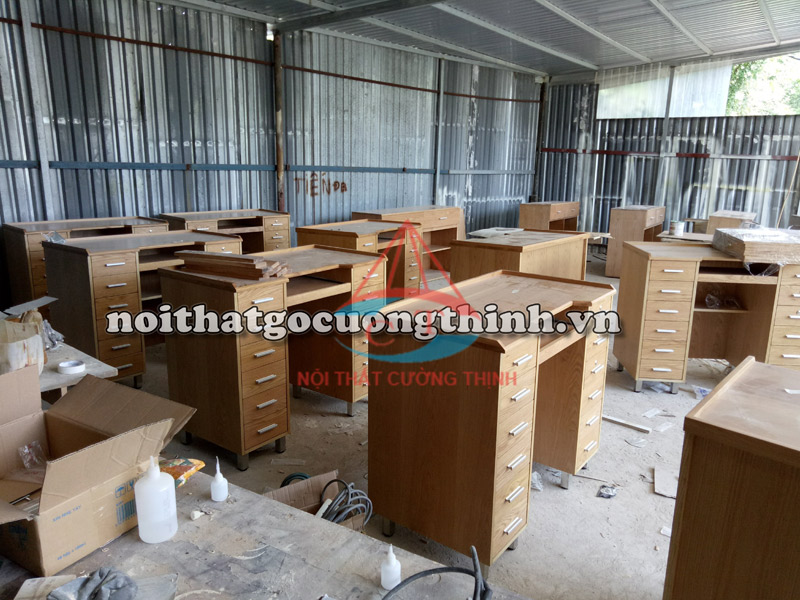 Bàn làm việc cho nhân viên bằng gỗ công nghiệp