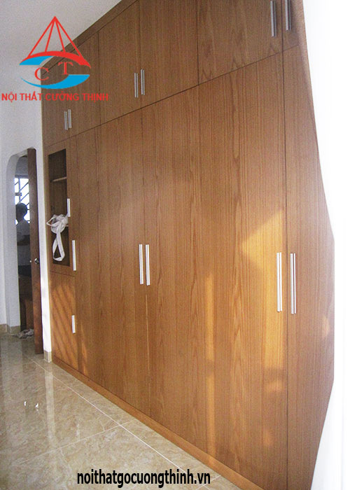 Mẫu tủ quần áo âm tường cao kịch trần tiết kiệm diện tích