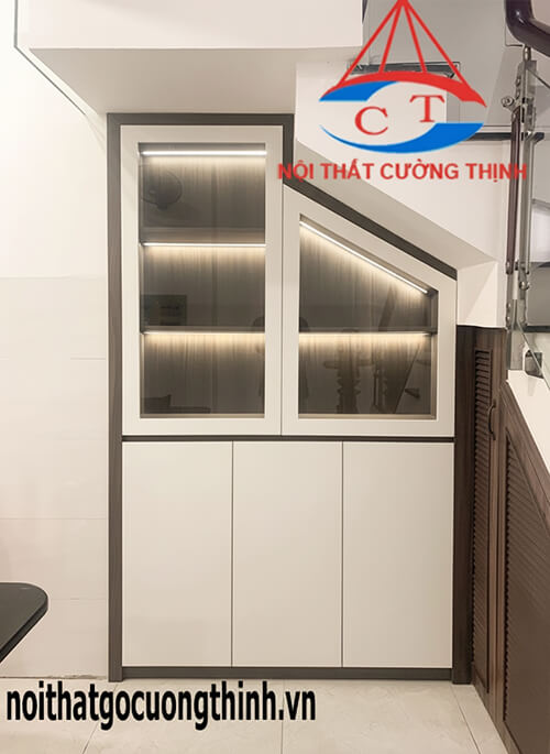 Tủ gỗ MDF dưới chân cầu thang nhỏ gọn