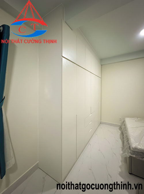 Tủ quần áo kịch trần gỗ công nghiệp hiện đại tại Quận 7 TPHCM