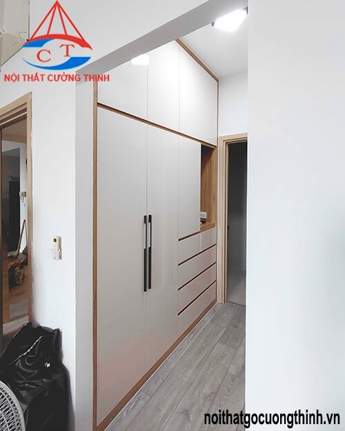 Tủ quần áo âm tường gỗ Acrylic trắng vân gỗ sang trọng
