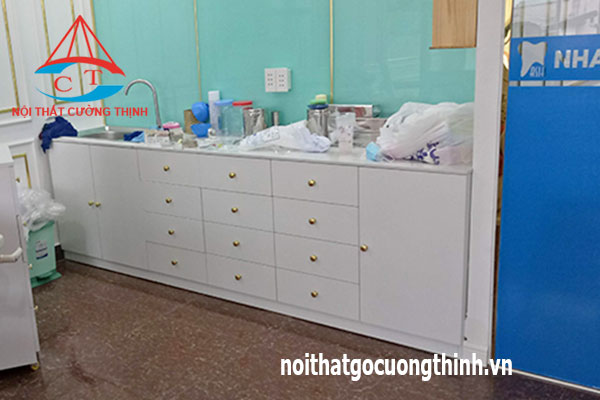 Tủ Lavabo nha khoa nhiều ngăn kéo màu trắng tay nắm vàng đẹp