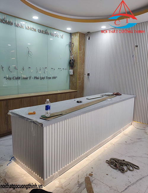 Mẫu quầy lễ tân đẹp kèm đèn Led hiện đại cho phòng khám nha khoa