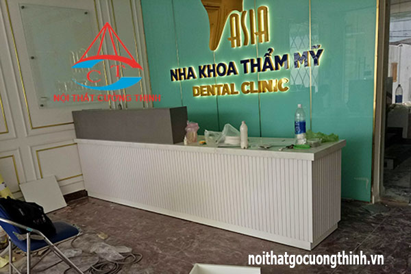 Mẫu quầy lễ tân nha khoa đẹp và hiện đại bằng gỗ và nhựa