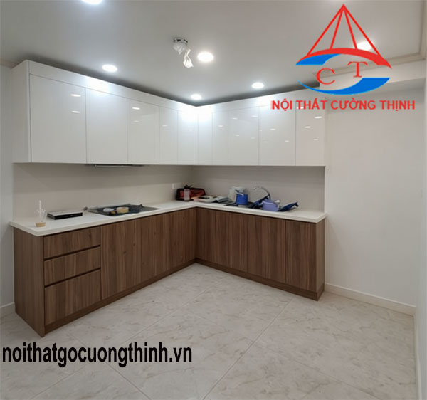 Mẫu tủ bếp đẹp bằng gỗ và nhựa phủ Acrylic cao cấp chữ L