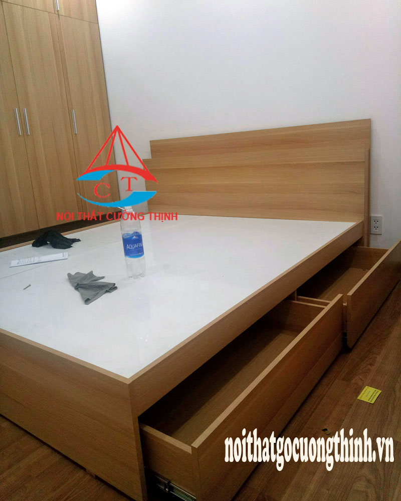 Giường gỗ 1m8 có 2 ngăn kéo vàng sồi đầu giường có kệ nhỏ