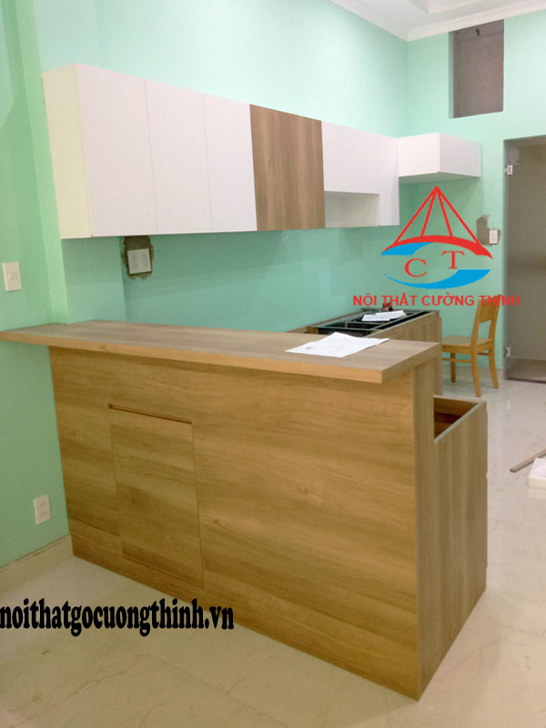 Mẫu tủ bếp gỗ công nghiệp có quầy bar đơn giản
