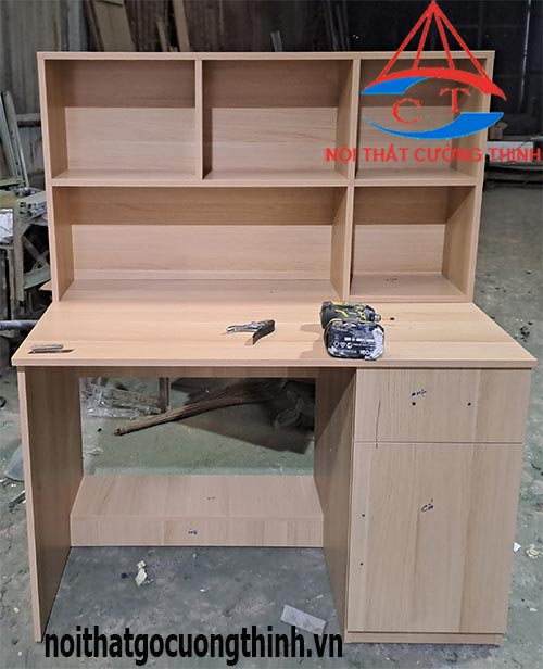 Mẫu bàn học kèm liền kệ sách đơn giản cho trẻ em