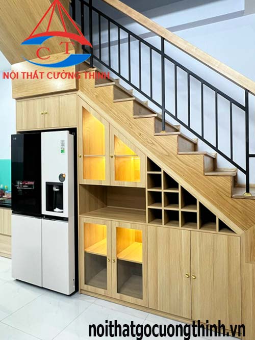 Tủ gỗ dưới gầm cầu thang kèm kệ đựng rượu hiện đại cho phòng khách