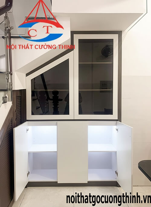 Tủ gầm cầu thang nhà ống phối màu trắng vân gỗ đậm