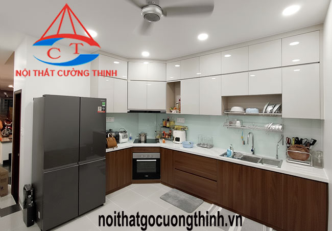 Mẫu tủ bếp nhựa vân gỗ kết hợp Acrylic bóng gương bền sang trọng