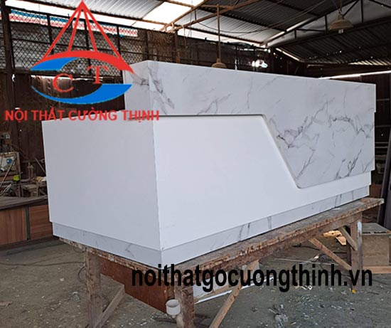 Quầy tiếp tân gỗ đẹp vân đá xám có đèn Led hiện đại 