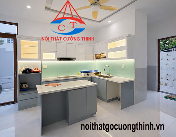 Mẫu tủ bếp chữ L gỗ Acrylic kết hợp đèn thiết kế hiện đại tối ưu