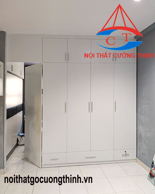 Tủ quần áo kết hợp vách ngăn có cửa đi thông phòng màu trắng sang trọng
