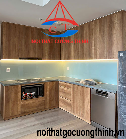 Mẫu Tủ Bếp Gỗ Nhựa Chữ L Kịch Trần Hiện Đại Cho Căn Hộ 