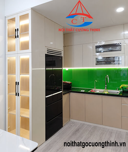 Mẫu tủ bếp L gỗ nhựa kết hợp tủ rượu Acrylic đẹp sang trọng