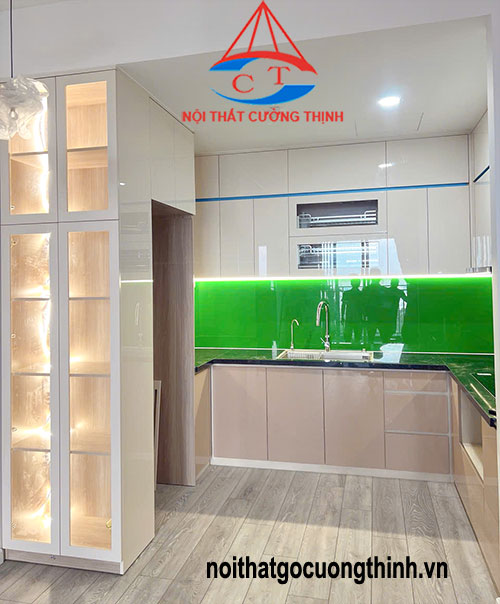 Tủ bếp gỗ nhựa Acrylic chữ L kèm tủ rượu có đèn hiện đại