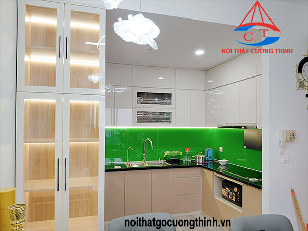 Tủ bếp nhựa hình L kèm tủ rượu Acrylic sang trọng