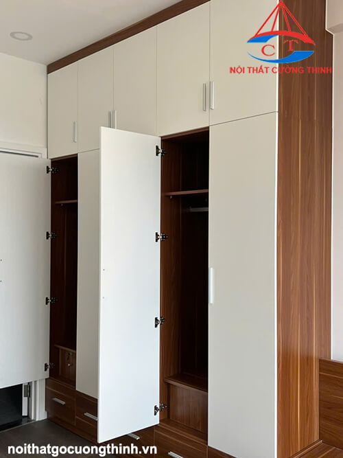 Mẫu tủ quần áo gỗ kịch trần phòng ngủ hiện đại