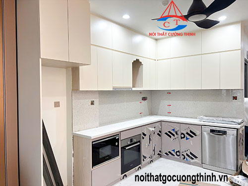 Tủ bếp nhựa hình chữ L kịch trần tiện nghi