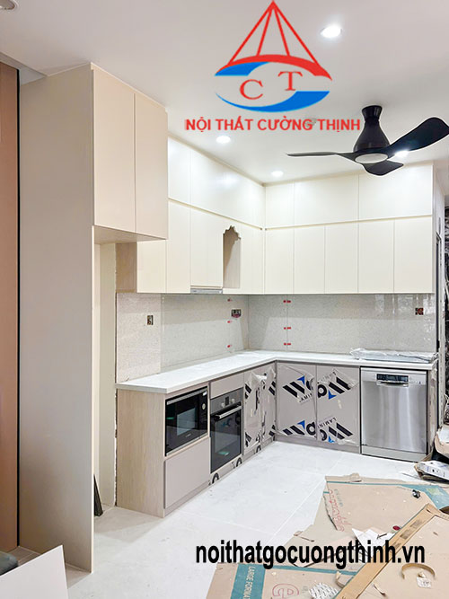 Mẫu tủ bếp nhựa chữ L Laminate bền đẹp kịch trần