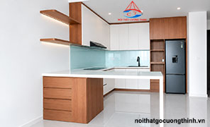 Tủ Bếp Gỗ Kết Hợp Nhựa Có Quầy Theo Yêu Cầu